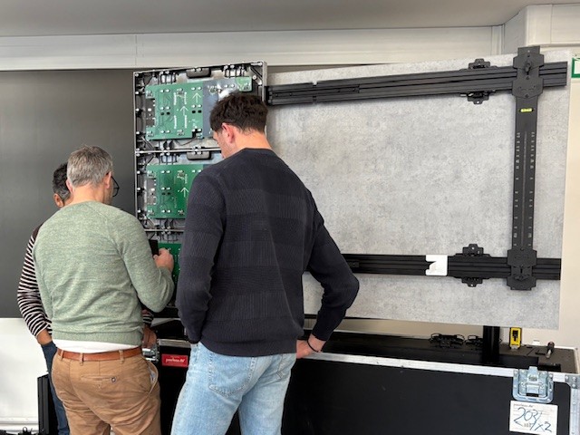 PeerlessAVEU's tweet image. Are you Connected? 🔗
Great training today at the Sidev showroom in Paris with Absen. The team got hands-on with our SEAMLESS Connect Universal dvLED Mounting System. Thanks for the warm welcome + excellent feedback!
#avtweeps #dvLED #AVTechnology #SEAMLESSConnect #digitalsignage