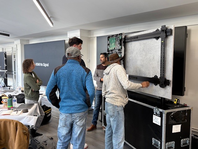 PeerlessAVEU's tweet image. Are you Connected? 🔗
Great training today at the Sidev showroom in Paris with Absen. The team got hands-on with our SEAMLESS Connect Universal dvLED Mounting System. Thanks for the warm welcome + excellent feedback!
#avtweeps #dvLED #AVTechnology #SEAMLESSConnect #digitalsignage
