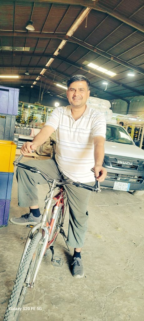 साइकिल थी सड़क की रानी,
आज महत्व समझा है इसका,
सुबह व्यायाम के लिए चलाते हैं,
दूषित वातावरण,सड़क दुर्घटनाओं,
अर्थव्यस्था,स्वास्थ्य,सबको सुधारने के लिए,
सड़क की रानी तुम्हें वापस आना होगा।
मनुवादी ब्राह्मण हूं क्या मुझे साइकिल वाले स्वीकार करेंगे??