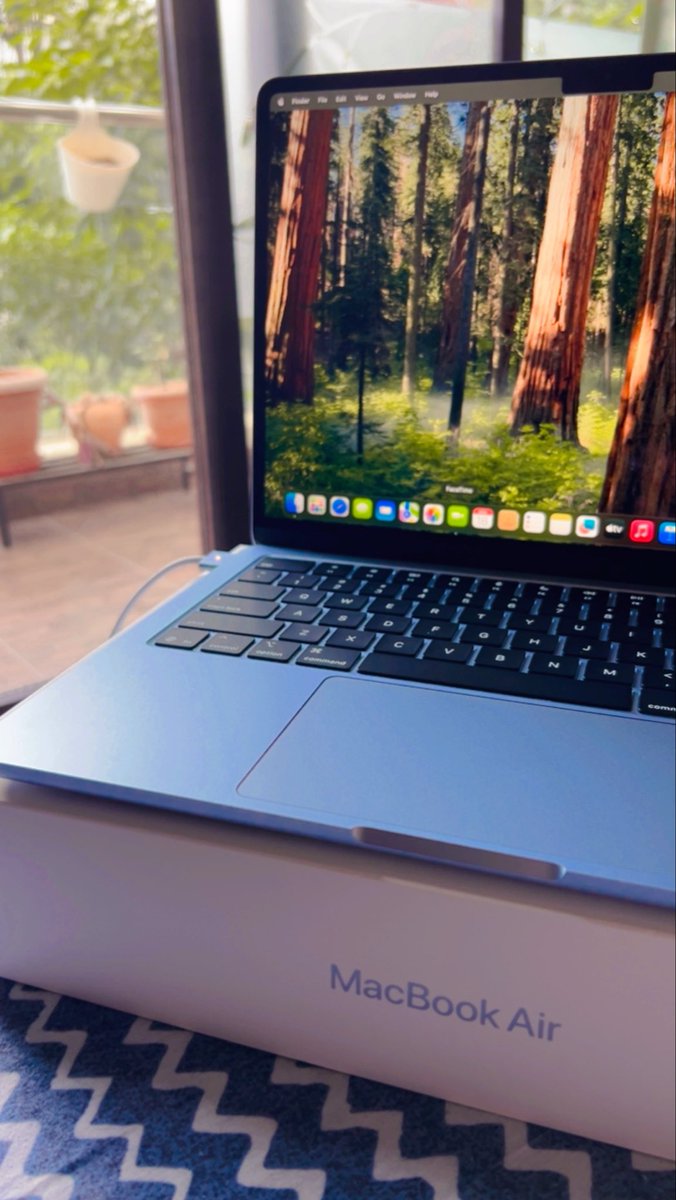 nayana_chax's tweet image. So based that even my new laptop showed up in blue 💙