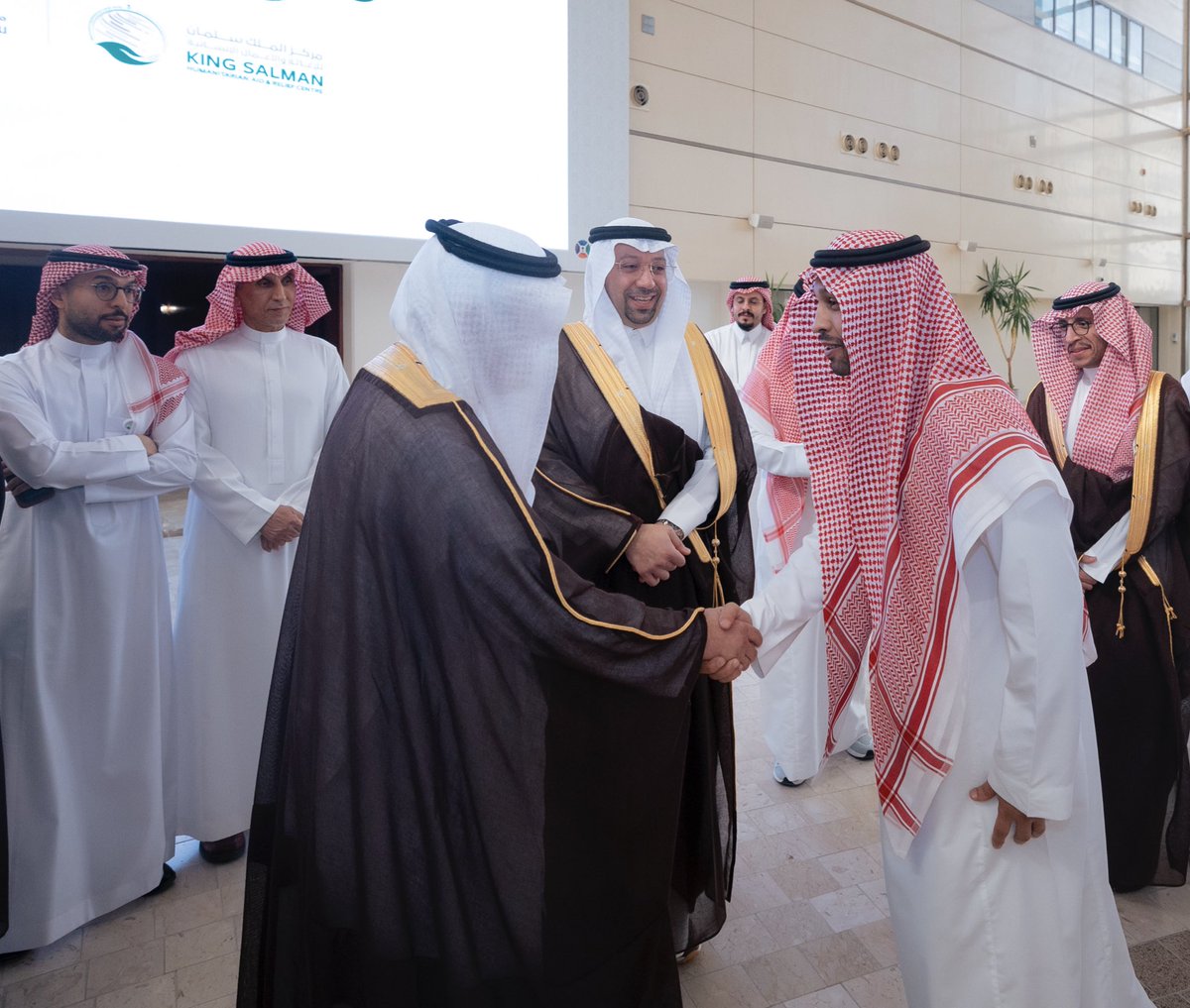 Mesh20o's tweet photo. يسعدني أن أتقدّم بخالص الشكر لـ معالي الدكتور منير بن محمود الدسوقي رئيس مدينة الملك عبدالعزيز للعلوم والتقنية @munireldesouki ، ولـ معالي المستشار في الديوان الملكي المشرف العام على مركز الملك سلمان للإغاثة والأعمال الإنسانية، معالي الدكتور عبدالله الربيعة @KSRelief ، على تكريمهم ودعمهم للمتطوعين في مبادرات المركز.
تكريم نعتز به ويدفعنا لمواصلة العطاء في خدمة العمل الإنساني والإغاثي. 💚🇸🇦
#كاكست