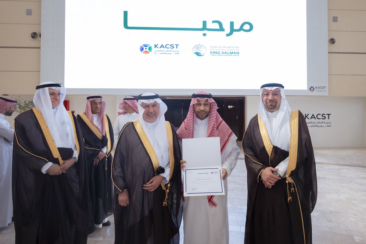 Mesh20o's tweet photo. يسعدني أن أتقدّم بخالص الشكر لـ معالي الدكتور منير بن محمود الدسوقي رئيس مدينة الملك عبدالعزيز للعلوم والتقنية @munireldesouki ، ولـ معالي المستشار في الديوان الملكي المشرف العام على مركز الملك سلمان للإغاثة والأعمال الإنسانية، معالي الدكتور عبدالله الربيعة @KSRelief ، على تكريمهم ودعمهم للمتطوعين في مبادرات المركز.
تكريم نعتز به ويدفعنا لمواصلة العطاء في خدمة العمل الإنساني والإغاثي. 💚🇸🇦
#كاكست
