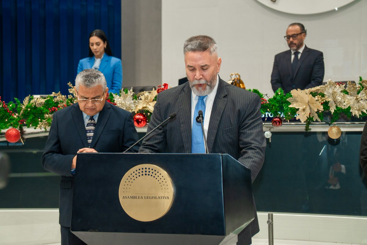 suecallejas's tweet image. Este 17 de noviembre unimos nuestro corazón en el Día Nacional de la Oración, agradeciendo por lo recibido y poniendo en manos de Dios el rumbo de El Salvador.

Que su paz nos impulse, que su guía fortalezca a nuestras familias y que la esperanza siga encendiendo nuestra nación.…