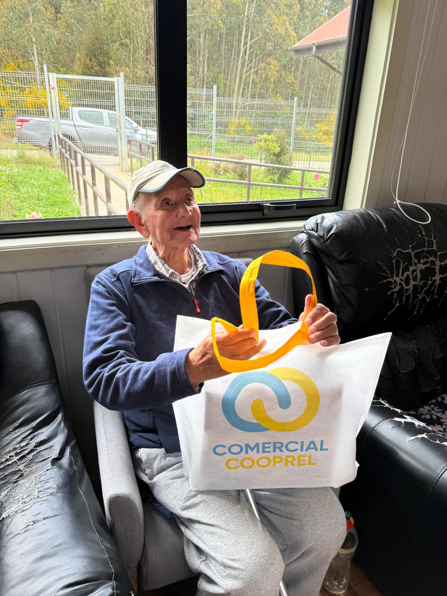 Cooprel_cl's tweet photo. En vísperas de nuestro aniversario, visitamos el Hogar de Ancianos ELEAM Santa Elisa en La Unión. 💛
Compartimos regalos, una rica torta y momentos llenos de alegría junto a sus residentes y equipo.
En COOPREL seguimos comprometidos con nuestra comunidad. 🤝🎂
#Cooprel77 https://t.co/cmvz92kECQ