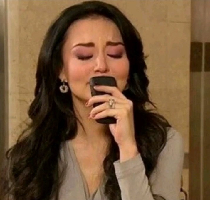 #Karinacia VEN yo siempre supe que no se iban a empotrar. No hubieran puesto a la suegra durmiendo al lado, lo siento mucho. Y SABEN QUE IGUAL ESTOY FELIZ, vieron una peli, se dieron besitos, se dijeron te amoz despertaron juntas. Ya llegará el momento en que griten viva Chile