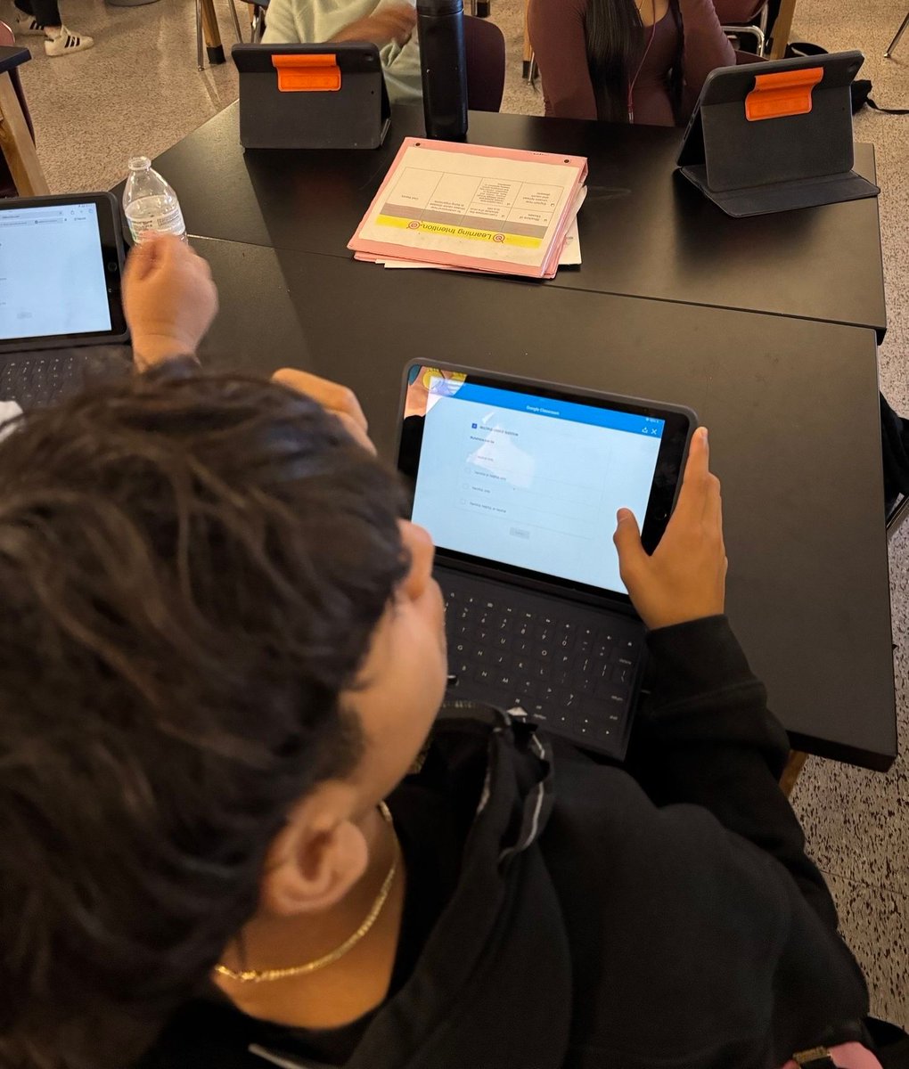 gccisd_edtech's tweet image. 🔬💥 Learning in action! Ms. Graham’s Biology class at Lee HS used Edpuzzle today to track their understanding and stay engaged every step of the way. Students crushed it! ✔️🧬