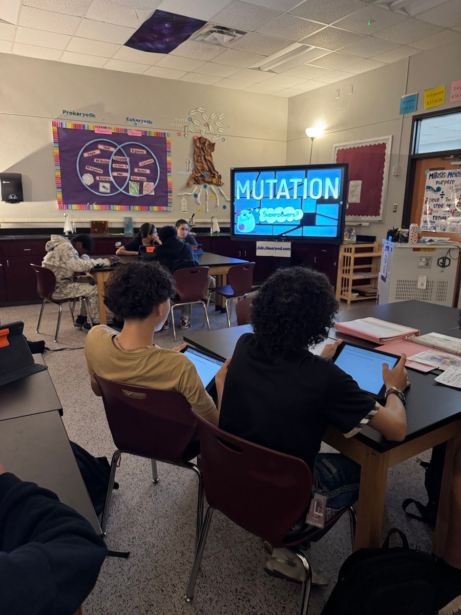 gccisd_edtech's tweet image. 🔬💥 Learning in action! Ms. Graham’s Biology class at Lee HS used Edpuzzle today to track their understanding and stay engaged every step of the way. Students crushed it! ✔️🧬