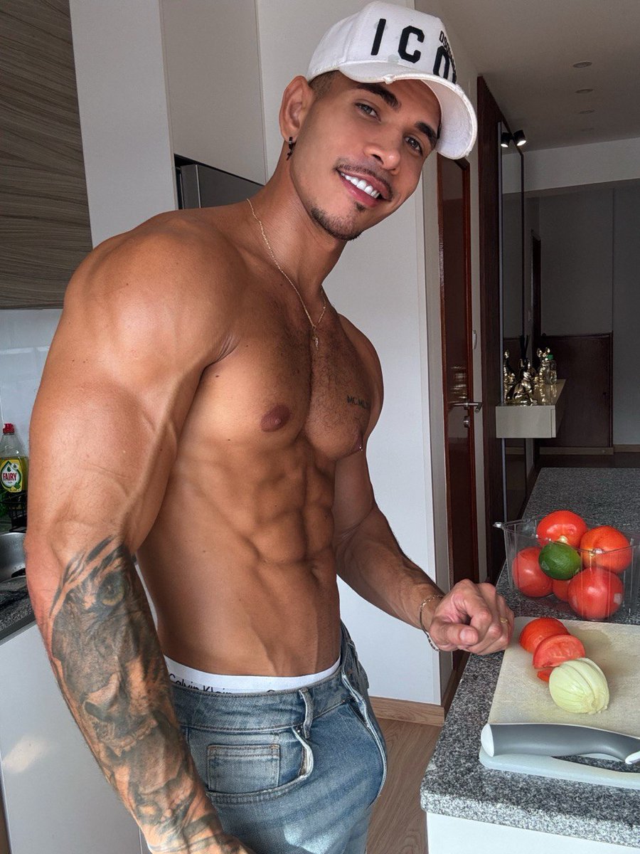 OBEY_Eddiee's tweet image. Yes im your chef and yes the meal is me🏳️‍🌈