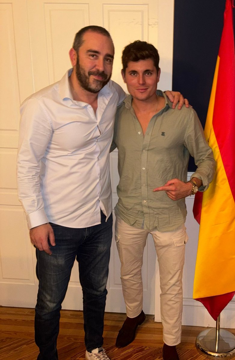 FonsiLoaiza's tweet image. El delincuente confeso de Víctor de Aldama sigue fuera de prisión. Su guardaespaldas es DEsteve de Desokupa, se reunió con el ladrón de Juan Carlos I, organizó cacerías con banderas franquistas, hacía negocios en el palco del Bernabéu y está detrás del ultraderechista Vito Quiles