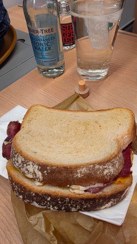 Endlich mal wieder mit ICE von Bremen nach Hamburg, statt Regionalzug über Buxtehude.
Darauf einen Winter Gin und Pastramisandwich. <a href="/ZauberBaerin/">Die rollende Zauberbärin</a> hatte den Baumkuchen.
So lieben wir das Bahnfahren.