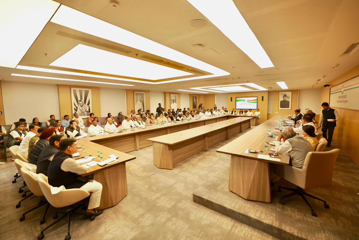 amitspatkar's tweet image. Attended the crucial strategy review meeting convened by Hon’ble Congress President Shri @kharge ji &amp;amp; Lok Sabha LOP Shri @RahulGandhi Ji, GSO Shri @kcvenugopalmp Ji with AICC GSs, In-Charges, PCCs, CLPs &amp;amp; Secretaries from all SIR states/UTs.

The Congress Party stands united in…