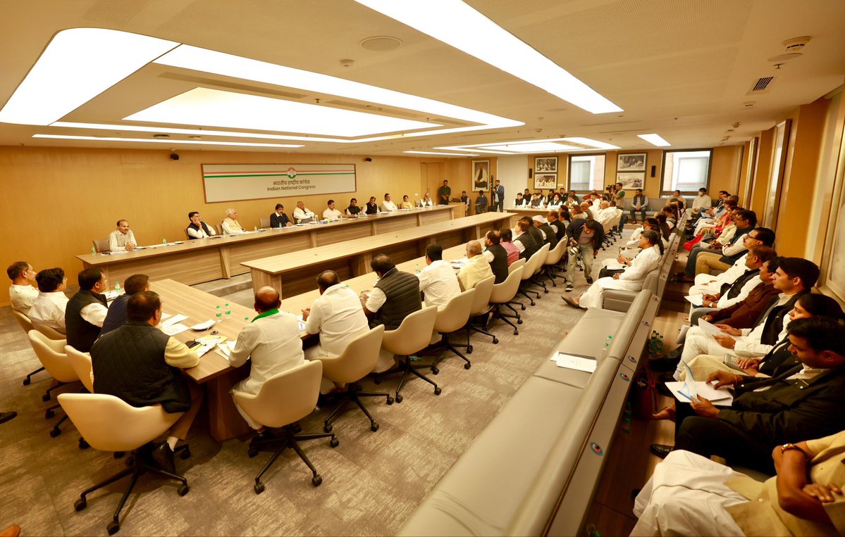 amitspatkar's tweet image. Attended the crucial strategy review meeting convened by Hon’ble Congress President Shri @kharge ji &amp;amp; Lok Sabha LOP Shri @RahulGandhi Ji, GSO Shri @kcvenugopalmp Ji with AICC GSs, In-Charges, PCCs, CLPs &amp;amp; Secretaries from all SIR states/UTs.

The Congress Party stands united in…