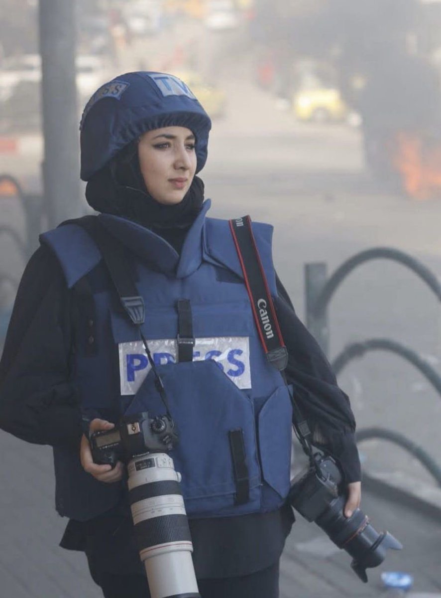 Filistinli gazeteci Farah Ebu Ayaş, işgalci İsrail tarafından 100 günden fazladır hapsediliyor. Kadın, insan, çocuk hakları hepsi uydurmaca imiş…

Ebu Ayaş, böceklerle dolu tek kişilik bir hücrede akıl almaz işkenceler görüyor, en son üzerine salınan köpekler giysilerini