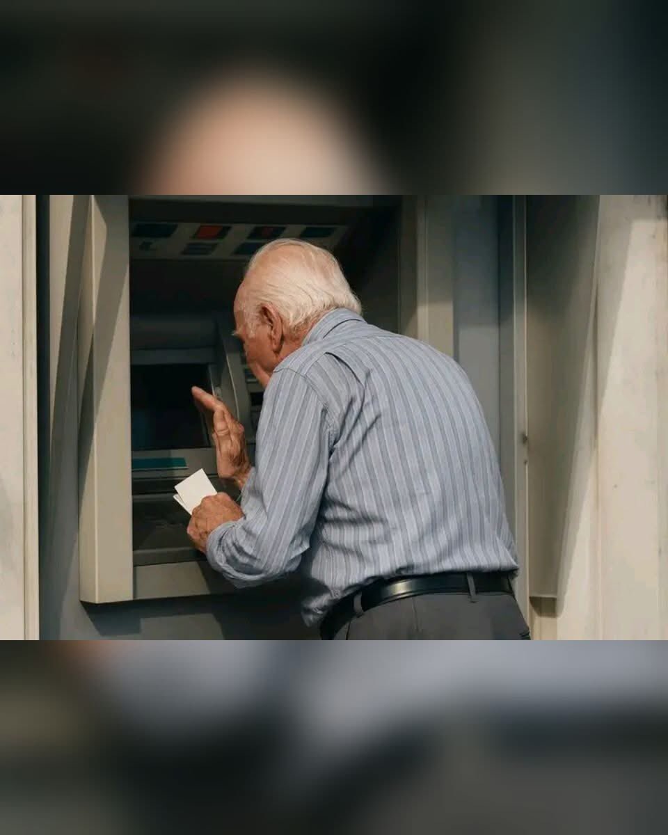 Avant de vous énerver contre les personnes âgées à cause de ce qu’elles ne peuvent plus faire, arrêtez-vous et pensez à comment elles doivent se sentir frustrées de ne plus pouvoir le faire.

Parce que derrière chaque geste qui devient difficile, il y a une histoire.
Une vie