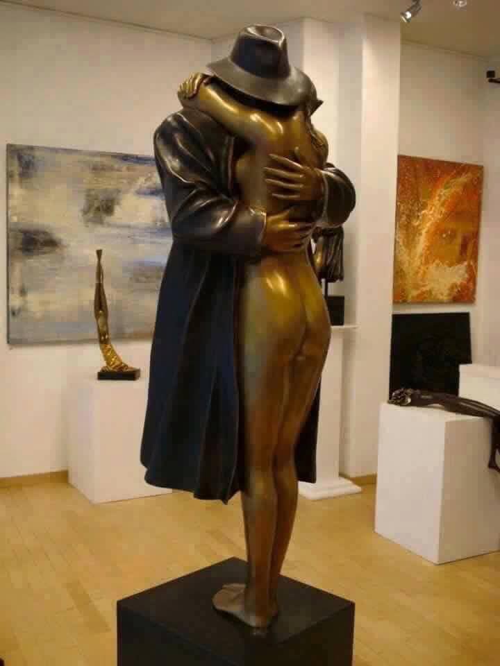 "Οι αγκαλιές μπορεί να είναι αθόρυβες...αλλά μιλάνε τόσο δυνατά."
"Αγκαλιά : Η πιο ειλικρινής έννοια του να δίνεις."

~Carol Miller~
( Χάλκινο γλυπτό: Μπρούνο Μπρούνι )

Μια γλυκιά καληνύχτα σε όλους από καρδιάς!!!