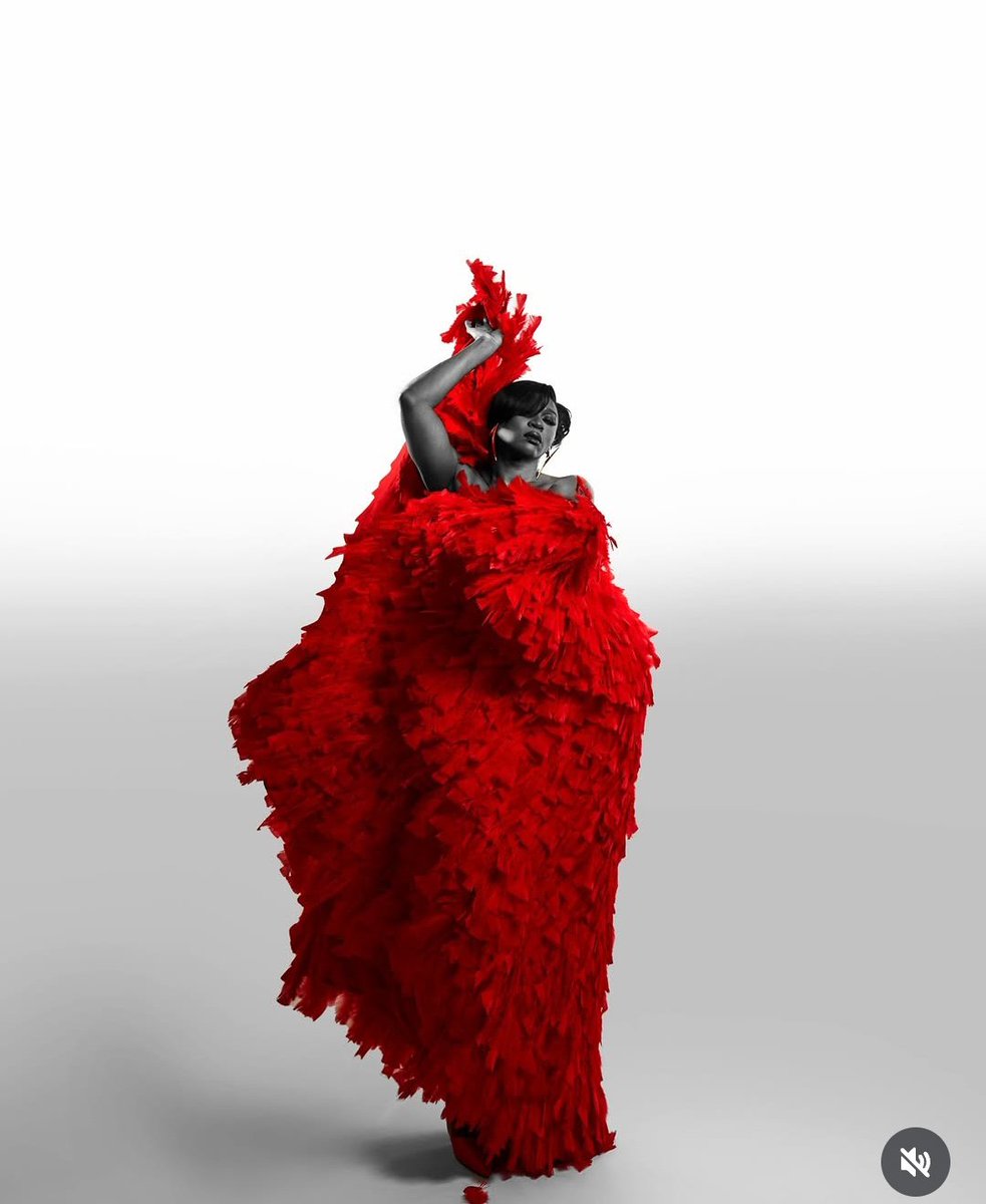 theNETng's tweet image. Singer, Waje looks absolutely divine in this striking pose. The contrast of the gorgeous, red outfit on her brown skin is a hit 😍