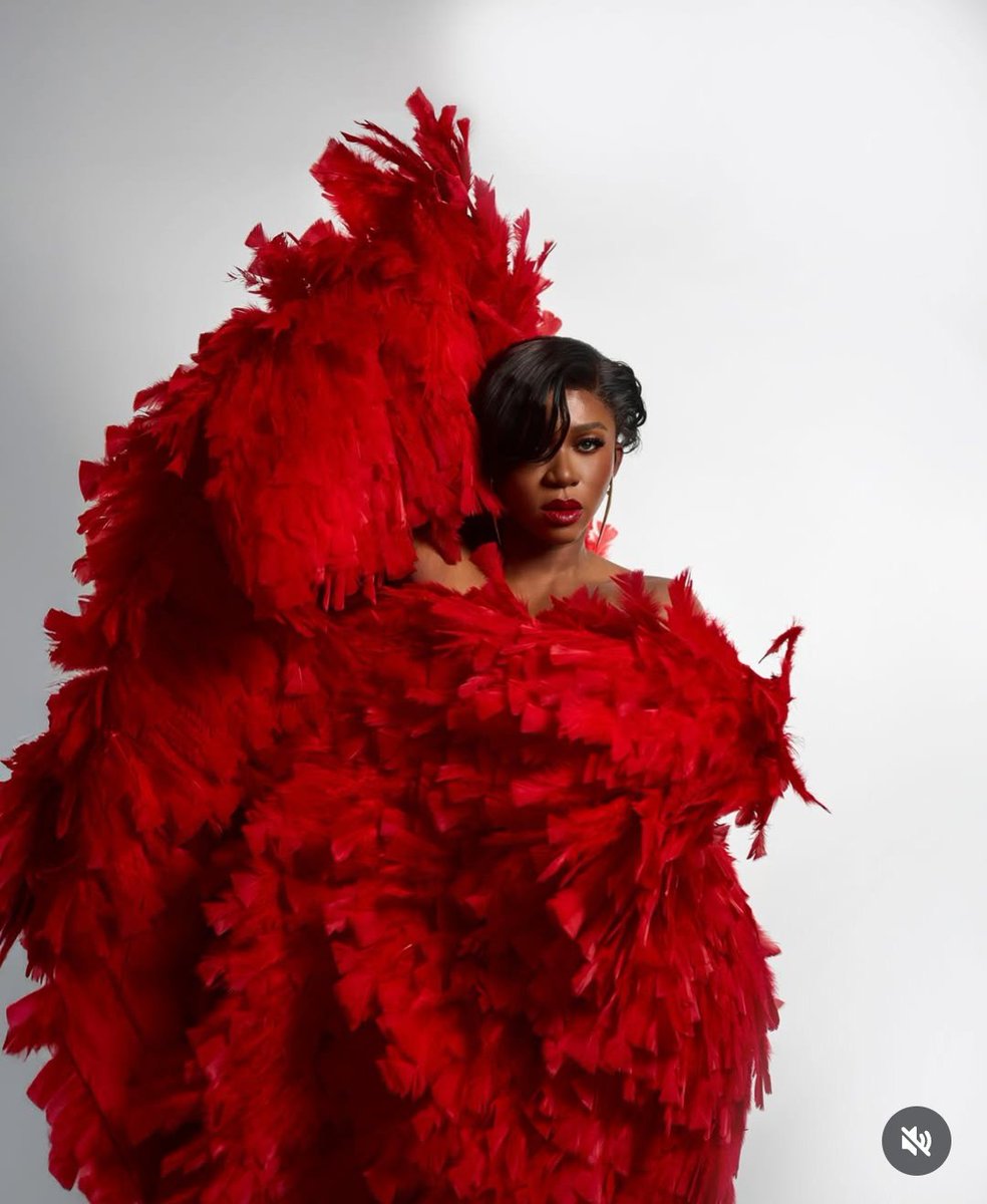 theNETng's tweet image. Singer, Waje looks absolutely divine in this striking pose. The contrast of the gorgeous, red outfit on her brown skin is a hit 😍