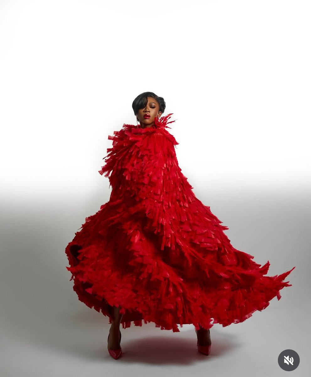 theNETng's tweet image. Singer, Waje looks absolutely divine in this striking pose. The contrast of the gorgeous, red outfit on her brown skin is a hit 😍