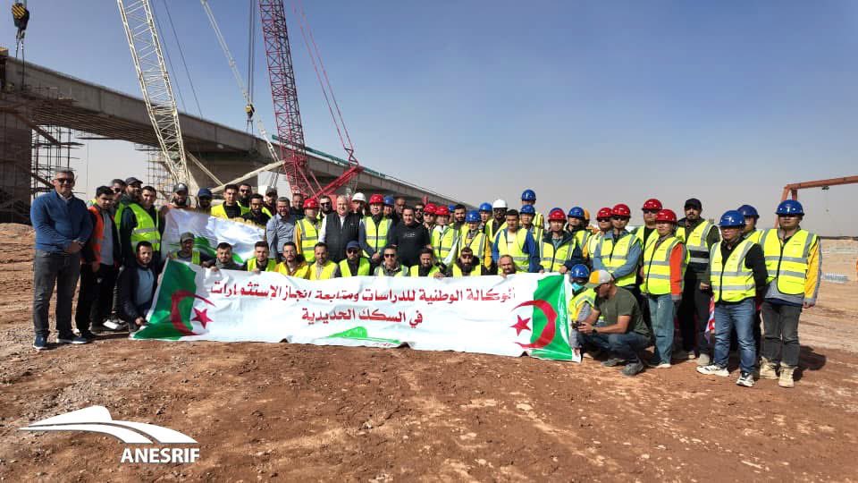 PerspectiveDZ's tweet photo. [#Superstructures][#Logistique][#Transport] 

Finalisation des travaux du viaduc ferroviaire le plus long d’Afrique 

Ce mardi 18 novembre, l’Agence nationale d’études et de suivi de la réalisation des investissements ferroviaires (ANESRIF) a annoncé la pose de la dernière poutre en béton du viaduc d’Oued Daoura. 

📸 ANESRIF
