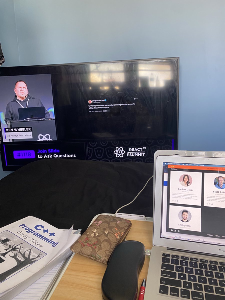 natalie_hassan's tweet image. Holiday multitasking, homework &amp;amp; React Summit-great day! #ReactSummitUS