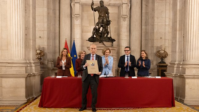 Entrega del Premio Reina Sofía de Poesía Iberoamericana ✨

📜 Luis Alberto de Cuenca ha recogido de manos de la reina Doña Sofía el XXXIV #PremioReinaSofía.

La ceremonia, celebrada en el Salón de Columnas del Palacio Real de Madrid, ha contado con la presencia del rector de la