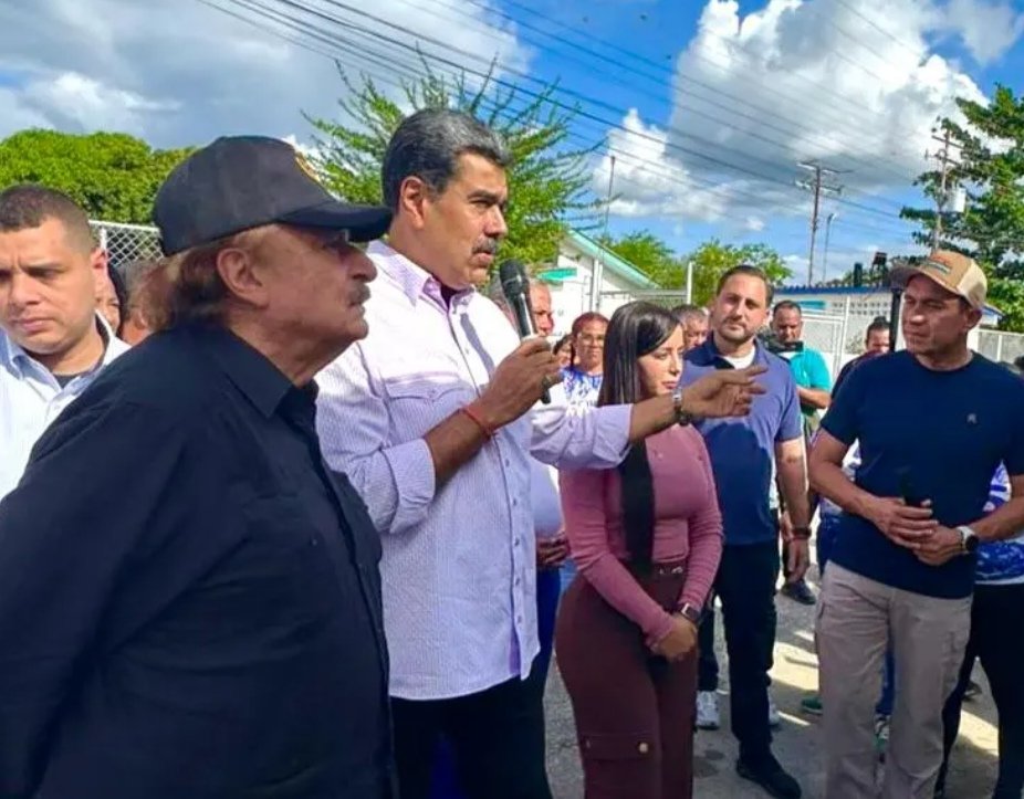 11_eglee's tweet photo. #Hoy
El #mandatario venezolano respondió así a la creciente amenaza militar de #Estados Unidos en la región.
Estoy en Venezuela para #presentar, en la Feria del libro de Caracas, mi nueva obra : «La conversación infinita» (ed. Acirema), una compilación de #entrevistas con diez genios. Llego aquí en un momento particular porque este país podría ser #atacado de un momento a otro. En efecto, desde agosto pasado, Washington ha ido acumulando, en la orilla de las aguas territoriales #venezolanas, una colosal fuerza bélica que vino a completar estos días el portaaviones USS Gerald R. Ford, el mayor y más moderno de su Armada.