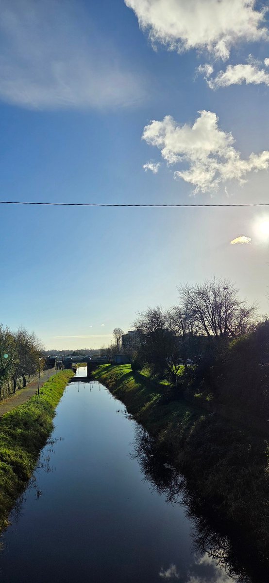 fitzyok's tweet image. Fuar agus tirim ar maidin.Spioraid na Nollag le feiscint(spirit of Xmas on view) @grevillearms Joe ag seasamh go bródúil ag Tigh an Mhargaidh(Joe standing proudly at Market House).Cuma an gheimhridh(wintry look)ar Loch Ennell
#365daysofGaeilge 
#365daysofwalking
#GaéilgeGachLa