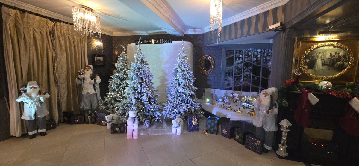 fitzyok's tweet image. Fuar agus tirim ar maidin.Spioraid na Nollag le feiscint(spirit of Xmas on view) @grevillearms Joe ag seasamh go bródúil ag Tigh an Mhargaidh(Joe standing proudly at Market House).Cuma an gheimhridh(wintry look)ar Loch Ennell
#365daysofGaeilge 
#365daysofwalking
#GaéilgeGachLa