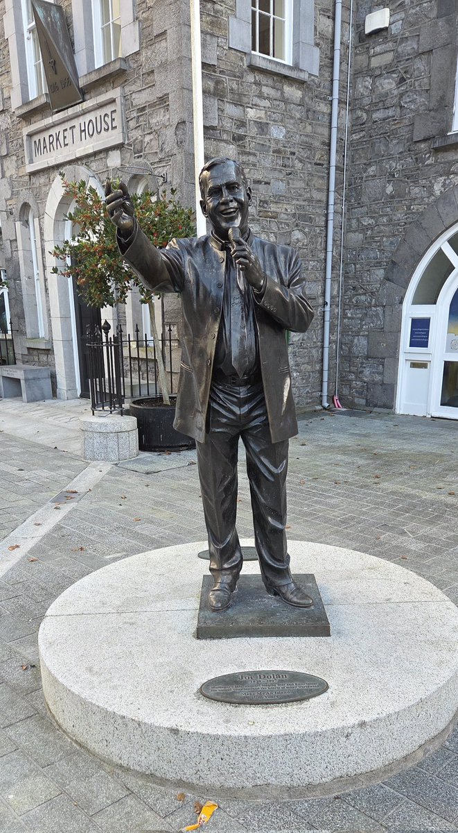 fitzyok's tweet image. Fuar agus tirim ar maidin.Spioraid na Nollag le feiscint(spirit of Xmas on view) @grevillearms Joe ag seasamh go bródúil ag Tigh an Mhargaidh(Joe standing proudly at Market House).Cuma an gheimhridh(wintry look)ar Loch Ennell
#365daysofGaeilge 
#365daysofwalking
#GaéilgeGachLa