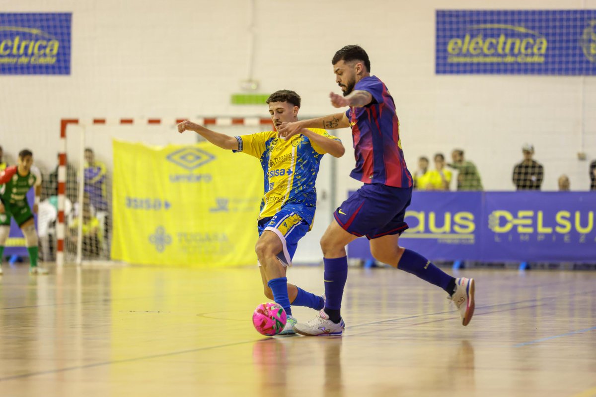 ⌚️ 𝐃𝐄𝐒𝐂𝐀𝐍𝐒

⚔️ Cádiz Virgili 🆚 𝐁𝐚𝐫𝐜̧𝐚 (1-2)

⚽️ Óscar (7’) / Matheus (2’, 14’)

👏🏼 Marxem a vestidors amb avantatge al marcador en una primera meitat intensa

💙❤️