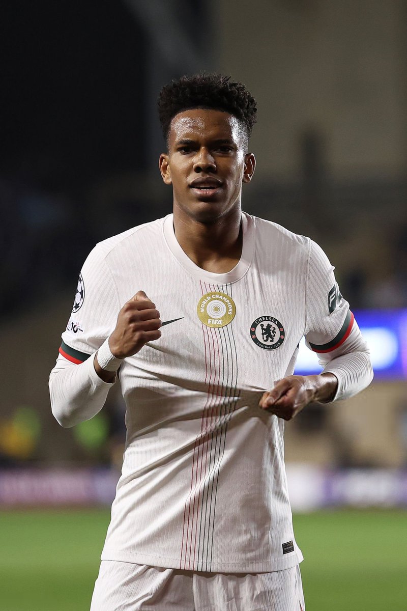 Chelsea paid Palmeiras £29m to sign Estevão, according to BBC.

How much is he worth now after barely 3 months at Chelsea❓️