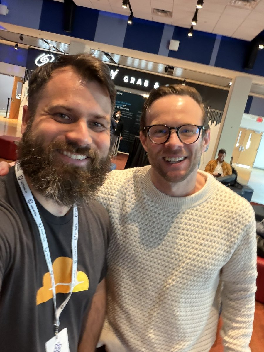 danielson7_'s tweet image. The one and only @stolinski  at @ReactSummit @Cloudflare booth