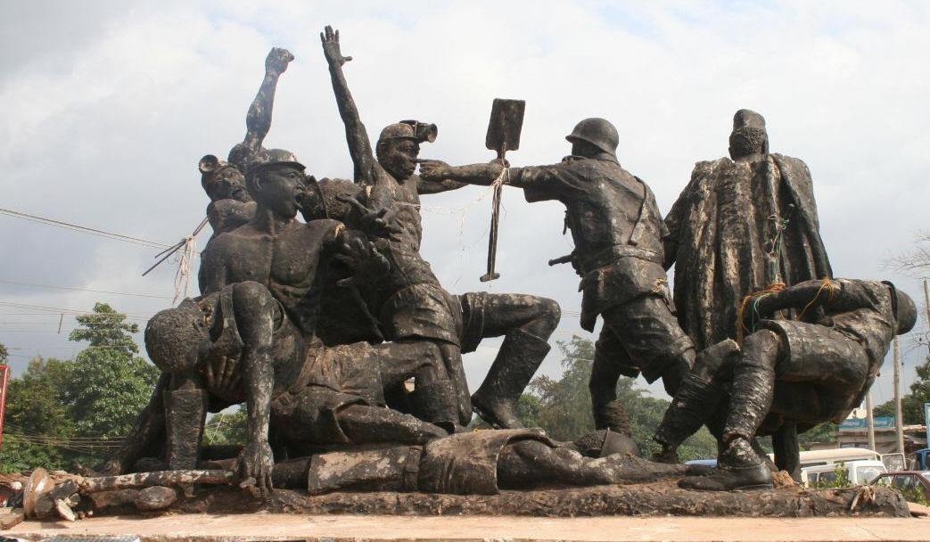 IgboHistoFacts's tweet photo. Today in History: November 18, 1949

76 years ago, British police killed 21 defenceless Enugu Coal/Iva Valley miners — their only “crime” was standing up and demanding a pay rise.

A thread!

Retweet to honor their memory 🕊️ https://t.co/SHNBufVoCo
