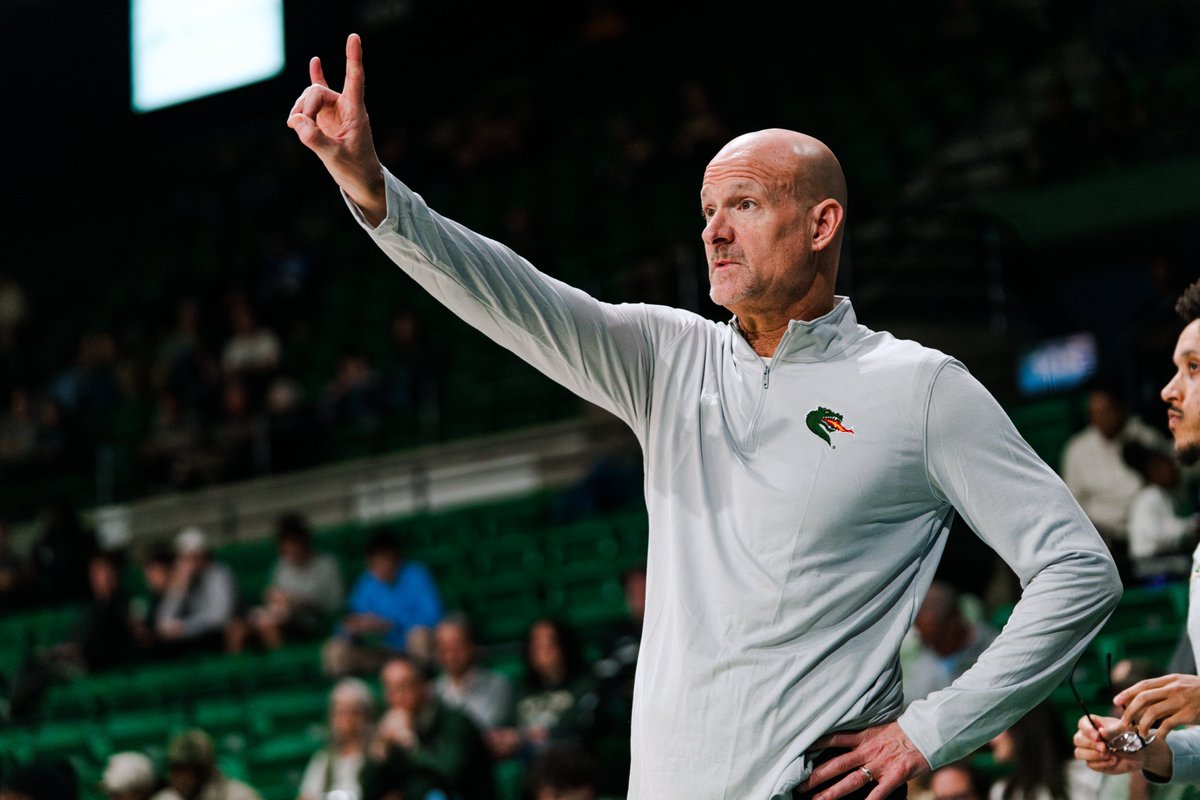 UAB_MBB's tweet photo. A letter to Blazer Nation from head coach Andy Kennedy 🐉

The 2025-26 season is officially underway!

🔗 https://t.co/iMmhyZCDkm https://t.co/FtKMjmEEea