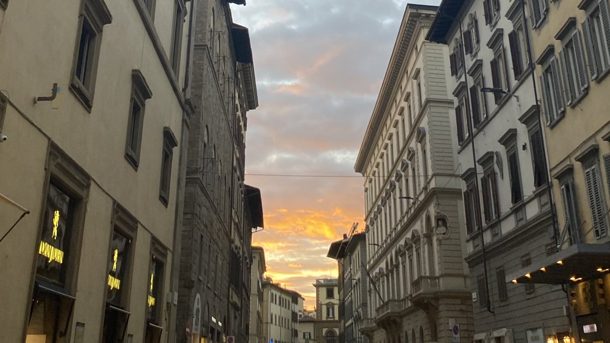 OBIWANZSWIFT's tweet image. sono andata a farmi un giro in centro al posto di andare a lezione proprio cosi