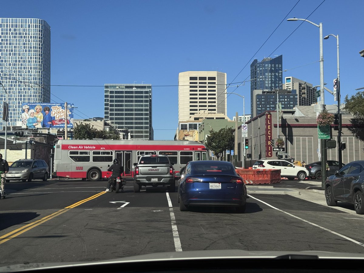 ohceeya's tweet photo. Sat through 5 light changes at 11th and Folsom. Thanks #SFMuni https://t.co/ExOTJtZIaT