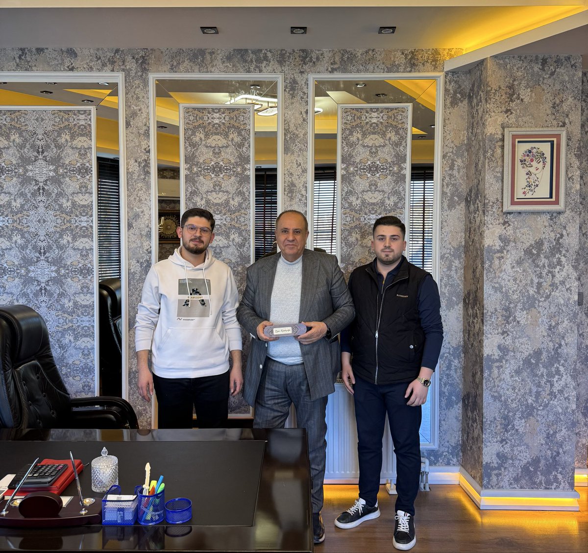 zahirkandas's tweet image. Bugün benim için gerçekten çok duygulu bir gün oldu.
Saat 04.00’te telefonum çaldı. Arayanların Ali Fırat Duman ve Furkan Duman olduğunu söylediler “Amca nasılsın, iyi misin?” diye halimi hatırımı sordular. Ardından, “Amca, düşündük taşındık… Senin bu il için  yaptığın çok büyük…