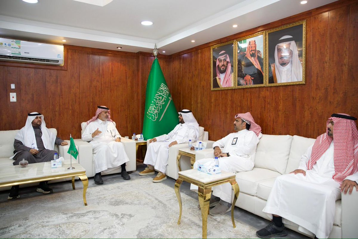 التقى مساعد المدير العام للشؤون التعليمية ، مستشار شؤون المؤشرات وفريق العمل بالإدارة العامة للوعي الفكري بوزارة التعليم، حيث جرى خلال اللقاء استعراضُ أبرز المبادرات والبرامج التي نفذها القسمُ بالإدارة.