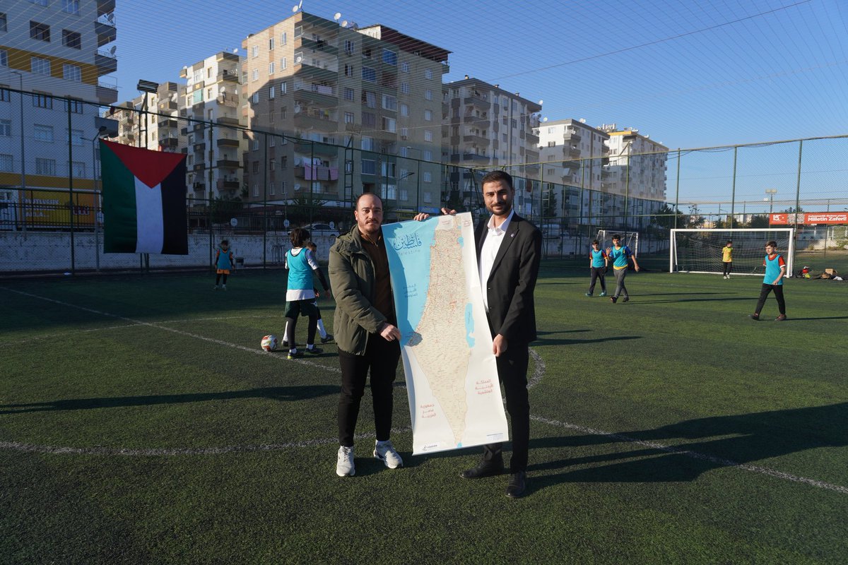 Filistinli Öğrenciler Derneği (FÖDERN) tarafından Diyarbakır Genç Memur-Sen Başkanımız Ercan Dervişoğlu’na, düzenlenen bu anlamlı etkinliğe katkılarından dolayı Filistin Haritası takdim edilmiştir. Bu hediye, organizasyonun taşıdığı kardeşlik ve dayanışma ruhunun bir nişanesidir.