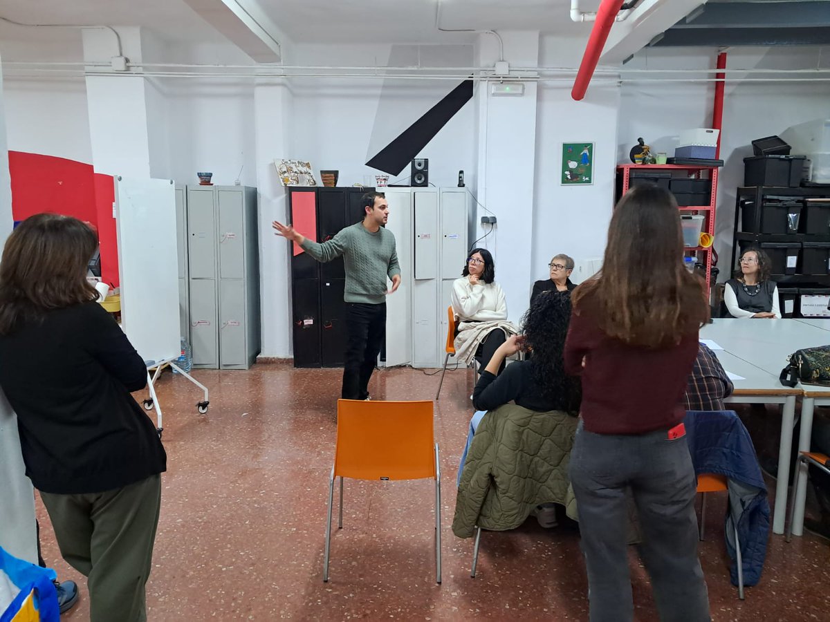 vlcsostenible's tweet photo. 🚲 Èxit del taller de reparació de bicicletes de @vlcclimaenergia #RepairCaféValencia i @FrugalCitiesEu 
T'apuntes al següent?
👉🏽https://t.co/Q95Yj8dJgA https://t.co/OuBfYfBh9p