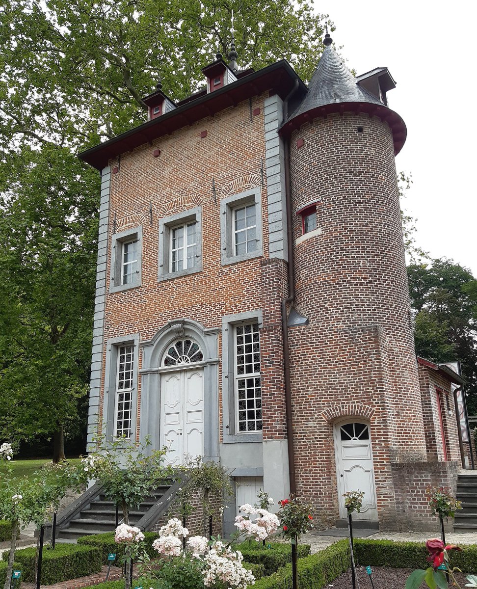 dutchbuildings's tweet photo. "Domein Coloma" in #SintPietersLeeuw (Vlaams-Brabant), centers on the historic "Kasteel Coloma", surrounded by moats. Originally a 16th-century fortified seat of Leeuw, it was transformed in the mid-18th century by Charles-Vital de Coloma into an elegant classical residence. Other buildings include the 1731 former coach house and the former garden pavilion turned rose museum.