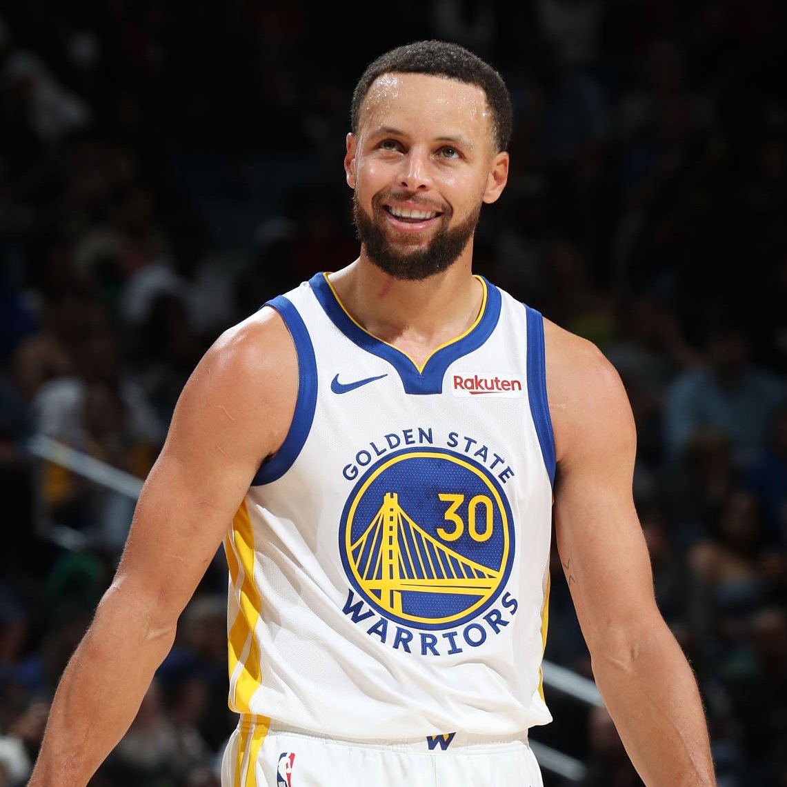 Basket_Infos's tweet photo. « C’est ça qui fait de lui une des plus grandes menaces de l’histoire de la NBA »

LeBron James sur Steph Curry dans Mind The Game :

« Ce qui fait de Steph le plus grand shooteur de tous les temps, en dehors du fait que ses tirs rentrent ? Je te l’ai déjà dit et je le lui ai dit l’été dernier : à chaque fois que tu prends un tir, je pense qu’il va rentrer. À chaque tir, je me dis qu’il va rentrer. Et c’est toujours vrai aujourd’hui. Mais c’est surtout sa capacité à jouer le pick-and-roll, à jouer en un-contre-un, et, plus important encore, à jouer sans ballon. C’est ça qui fait de lui le plus grand shooteur de l’histoire.

On en parlait dans un groupe de discussion avec des potes l’autre soir en comparant ça à Shohei Ohtani : si je vous envoie un message : ‘un lanceur a retiré 10 batteurs en NLCS’, vous dites ‘sacré match du lanceur.’ Et si je vous en envoie un autre disant : ‘dans ce même match, un autre gars a frappé trois home runs’, vous réagissez pareil. Sauf que là, c’est le même joueur qui a fait les deux dans le même match.

Eh bien, ce qui rend Steph l’un des joueurs les plus dangereux de l’histoire, c’est que tu vas les mettre de tellement de manières différentes. Je remonte en semi-transition : si tu défends trop bas : bang. Je sors d’un écran haut sur pick-and-roll : si ton intérieur n’est pas au contact, bang. Si tu me couvres bien, je lâche la balle — et ça ne me dérange pas de lâcher la balle. Beaucoup de gars cèdent quand ils doivent lâcher la balle, parce qu’ils ne sont pas à l’aise avec le fait de bouger sans ballon et de perdre le contrôle. Ils veulent faire chaque action, ou alors ils se disent que l’équipe est plus à l’aise quand c’est eux qui prennent la décision.

Steph est là : je lâche la balle et elle va me retrouver. En raison de l’énergie que je vais dégager pour notre équipe et la crainte que ça suscite chez l’adversaire. Je pense que c’est ça qui fait de lui le plus grand shooteur de tous les temps, et l’une des plus grandes menaces de l’histoire de la NBA. »