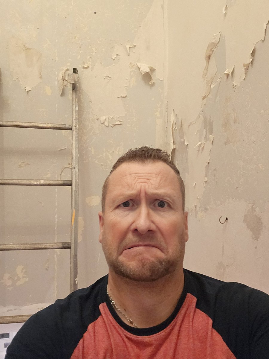 legodsy1's tweet image. Evening all, How we doing? Why did I think it'd be a good idea to start wallpaper stripping the stairs &amp;amp; hallway. Can someone please give me a slap for being stupid. Oh well. Might as well carry on now. No turning back....not the decorating I should be thinking 🤣🤣 #decorating