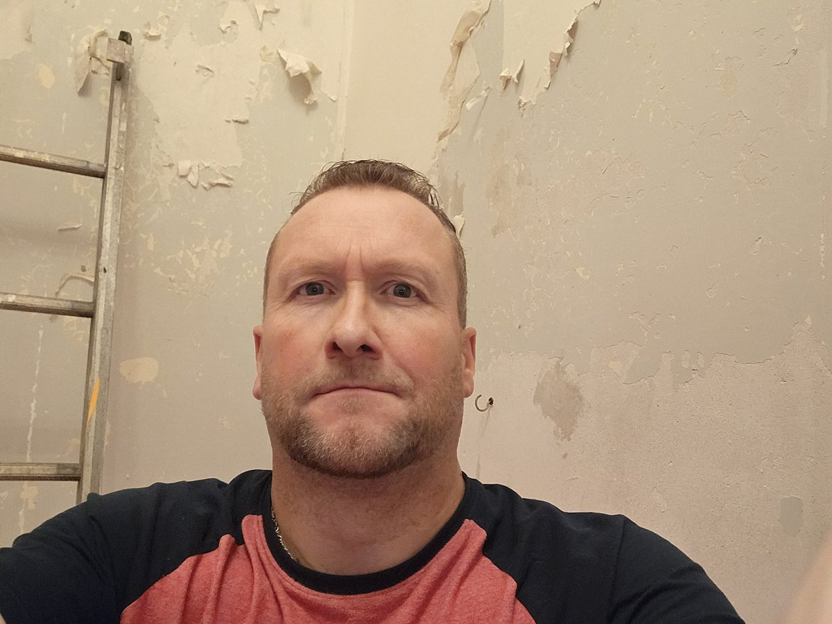 legodsy1's tweet image. Evening all, How we doing? Why did I think it'd be a good idea to start wallpaper stripping the stairs &amp;amp; hallway. Can someone please give me a slap for being stupid. Oh well. Might as well carry on now. No turning back....not the decorating I should be thinking 🤣🤣 #decorating