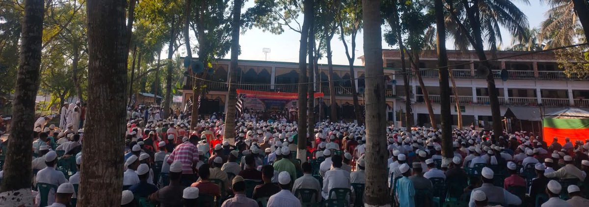 جیسور بنگلہ دیش: جامعہ امدادیہ مدنی نگر میں 
قائدِ جمعیت مولانا فضل الرحمٰن حفظہ اللہ علما و معززین کے اجتماع سے خطاب کر رہے ہیں۔۔۔
#MaulanaInBangladesh