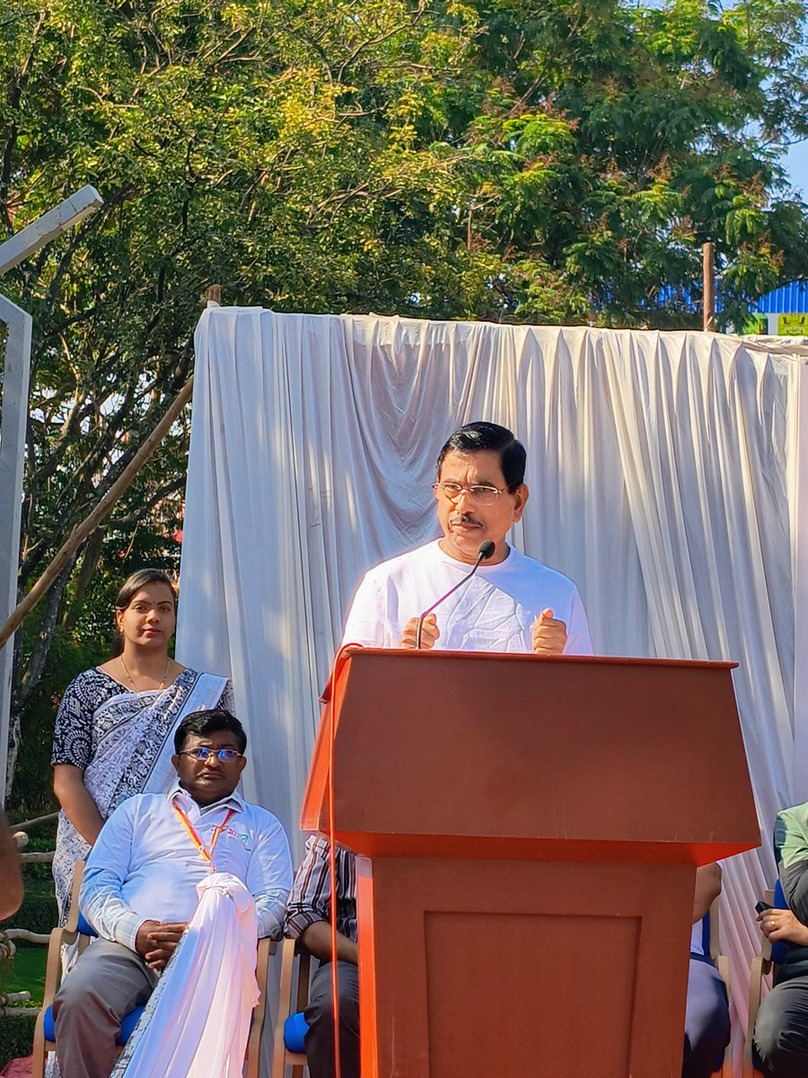 KUDNSSCELL's tweet image. Youth and citizens of Hubballi-Dharwad walked together in honor of Sardar Vallabhbhai Patel 🇮🇳
Every stride of the Sardar@150 Unity March Padyatra echoes the spirit of nation-building. @YASMinistry @_NSSIndia @KarnatakaNss
Kle@nssrdbangalore #Sardar150 #MYBharat #UnityMarch