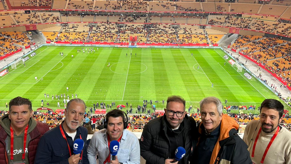 miguelitocope's tweet image. En La Cartuja de Sevilla, para contar el ESPAÑA - TURQUÍA en @tjcope y @partidazocope con:

🎙 @lamacope 
🎤 @jmolivacope 
⚽️ Oli
🔌@sergiotalavr y @JALBERTOCEBALLO 

🇪🇦 🇹🇷

#RoadtoNewJersey