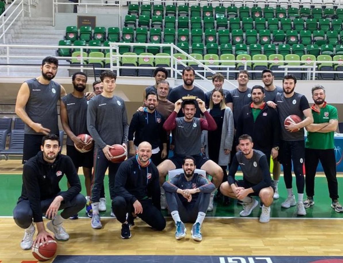 Eğer GM Pozisyonu gerçekten boşaldıysa , şahsi fikrim,Bornova Bld KSK zamanında yokluk içinde bir sezon şampiyonluğa oynatan,2 sezon galibiyet alamaz denen takımı playoff potasına atan,Avrupa 2. Ve Dünya 3. Olan U18 Milli takım GM’i Karşıyakalı Çağlar Karabulut oraya yakışır.