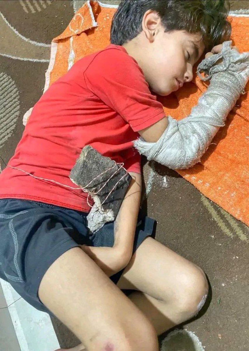 Gazzeli baba katledilmiş.. 
Cebinden çocukları için yerden topladığı pirinç taneleri çıkmış ..

Belki bir çiçekli küpe çıkarmak isterdi o cepten, belki inci bir kolye… Bir anahtar, bir mendil öylesine .. 

Nasıl da unuttum orası Gazze..