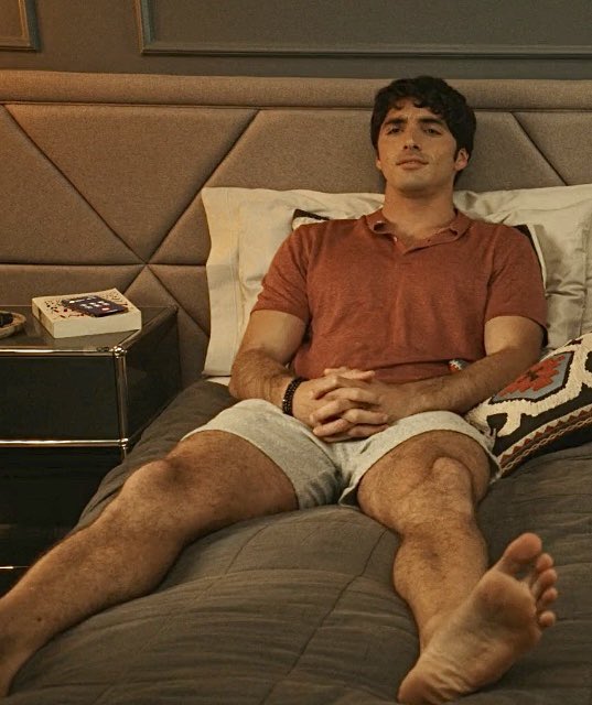 livelyackles's tweet image. just big and bisexual